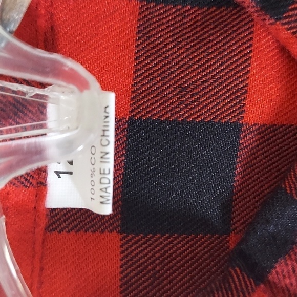 Black & Red boy's button-down long sleeve shirt. This shirt has no size tag - Picture 2 of 3